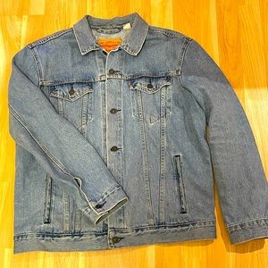 Levi’s men’s jean jacket in a light blue wash. Worn a handful of times